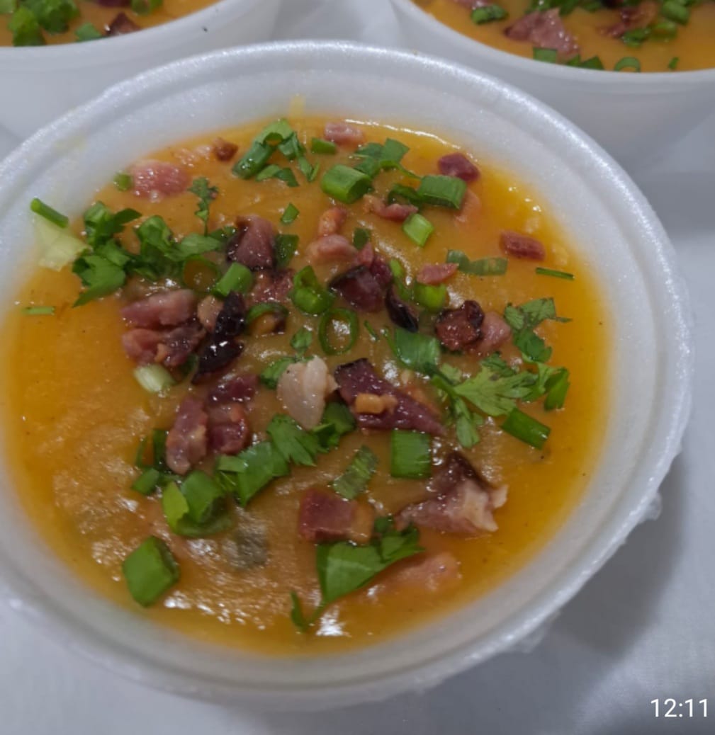 Caldo de mandioca com bacon e cebolinha servido no pote